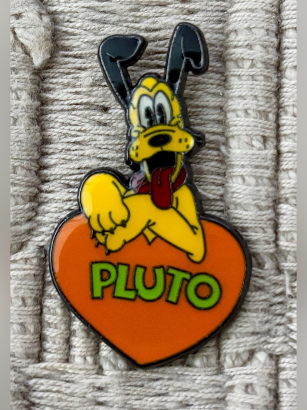 DISNEY 2018 Pluto with Heart Pin